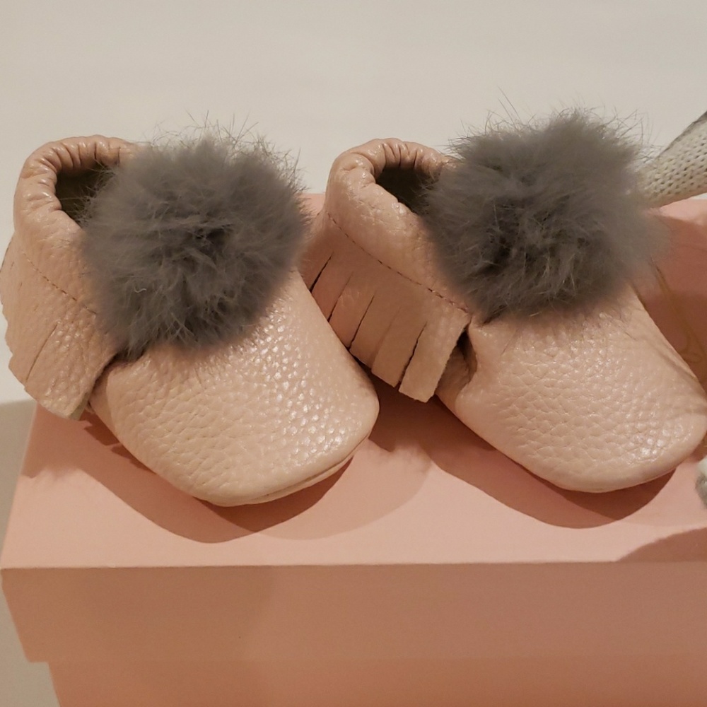 Pink baby shoes with grey faux fur pom pom - Picture 2 of 5